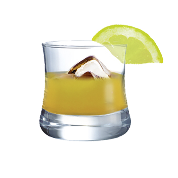 recette de cocktail fresh garden dans un verre old fashioned avec un quartier de citron jaune